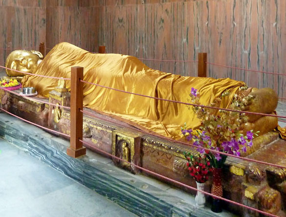 Estatua de Buda de 12 pies de largo dentro del Templo Mahaparinirvana, Kushinagar, India