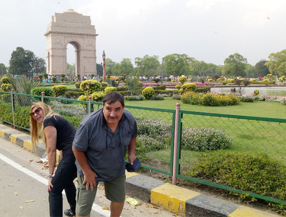 Carlos y Nidia disfrutando en India Gate