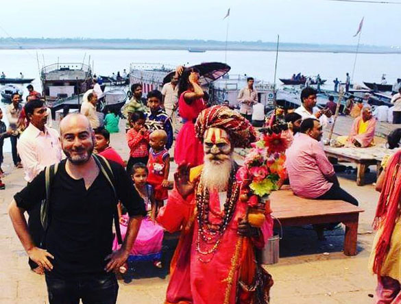 Carlos con Sadhu en Varanasi