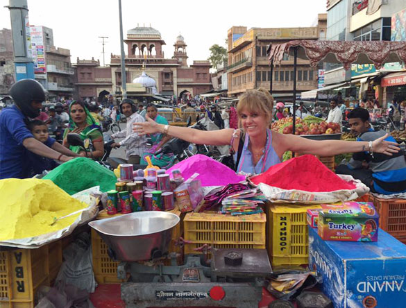 Gabriela en holi color shop en Rajasthan