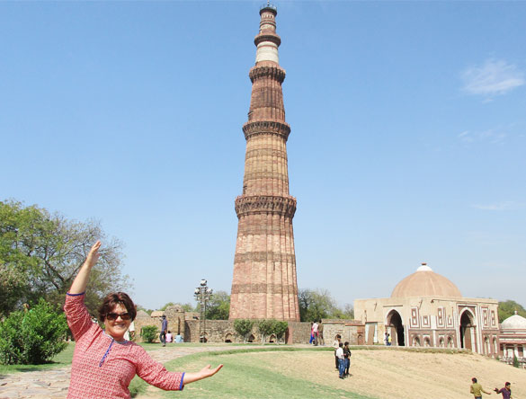 Invitada Bruny de Chile en Qutub Minar Delhi