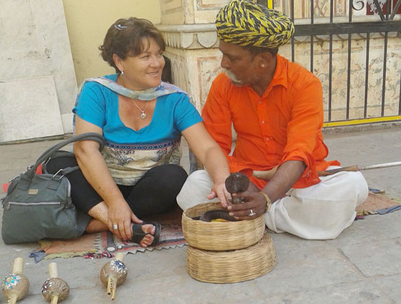 Invitado Bruny de Chile con Snake Charmer en Jaipur, India