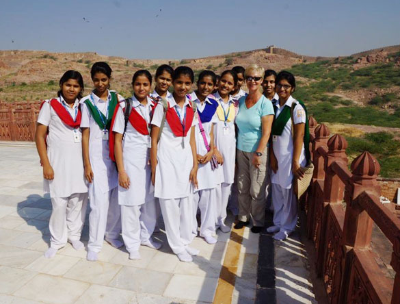 Invitada Lucía con niños en edad escolar en Rajasthan