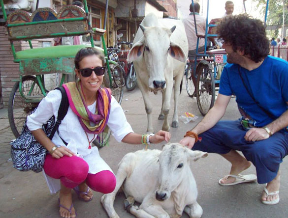 Invitados Magali Lhomy y amigo durante la gira Vrindavan Mathura