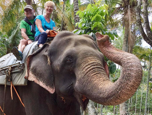 Invitado Ramón con su esposa disfrutando en el bosque de reserva de tigres de Periyar