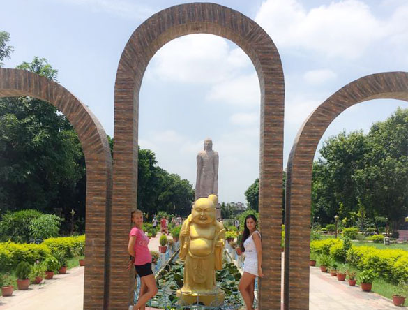 Invitados Elisabeth y Maria de España en el Templo del Buda Sarnath