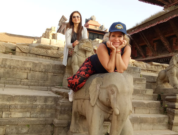 Invitados de México Tzvia y Avril Ramírez durante el recorrido por Nepal en Katmandú