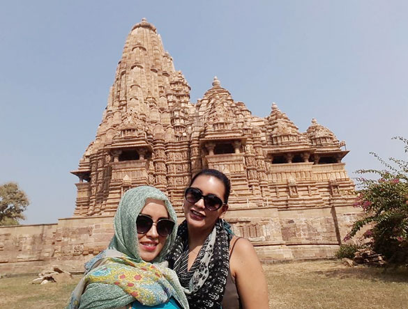 Marcela Rozo Espinosa con Yuli Rozo en el Templo Khajuraho