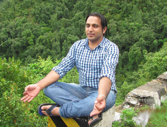 Guest Hari tomando meditación en Shimla