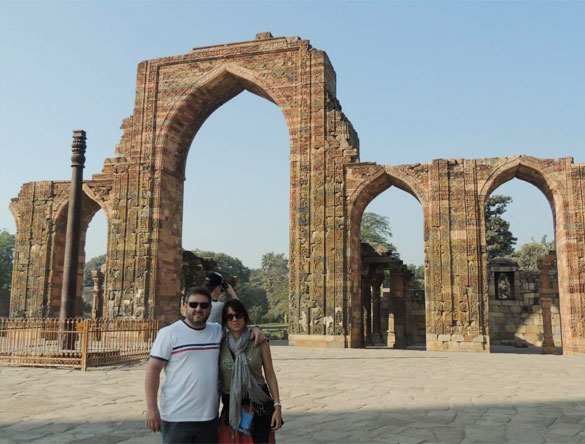 Pablo y Paola Qutub Minar Delhi Tour